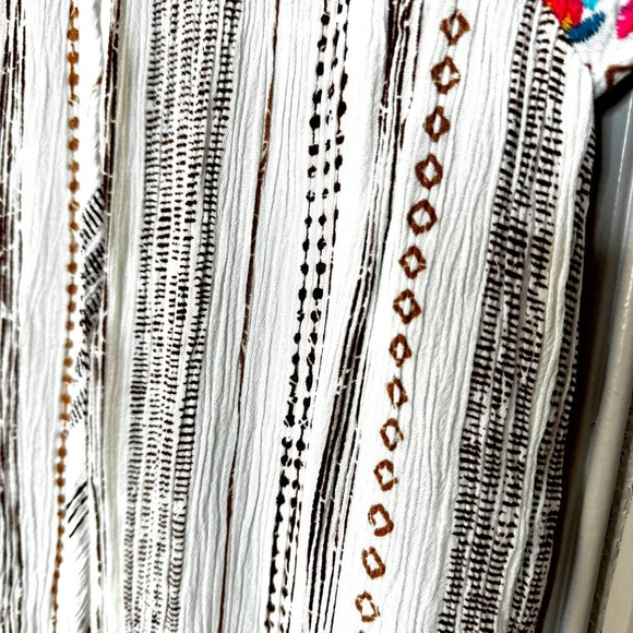 SAVANNA JANE Double Take 2 Floral Embroidery Top Size Medium - Picture 13 of 14